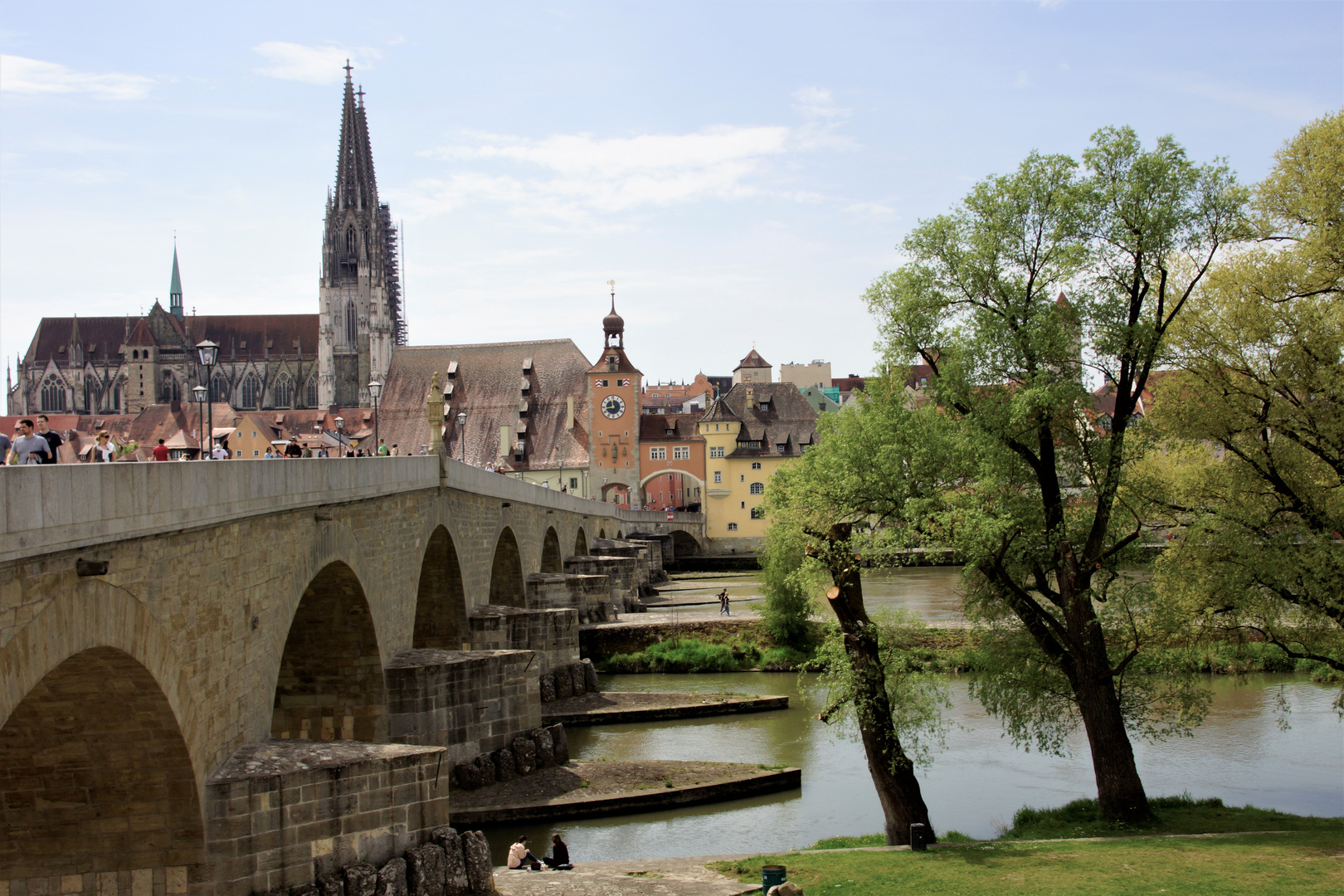 _DSC570Steinerne Brücke in Regensburg mit Dom