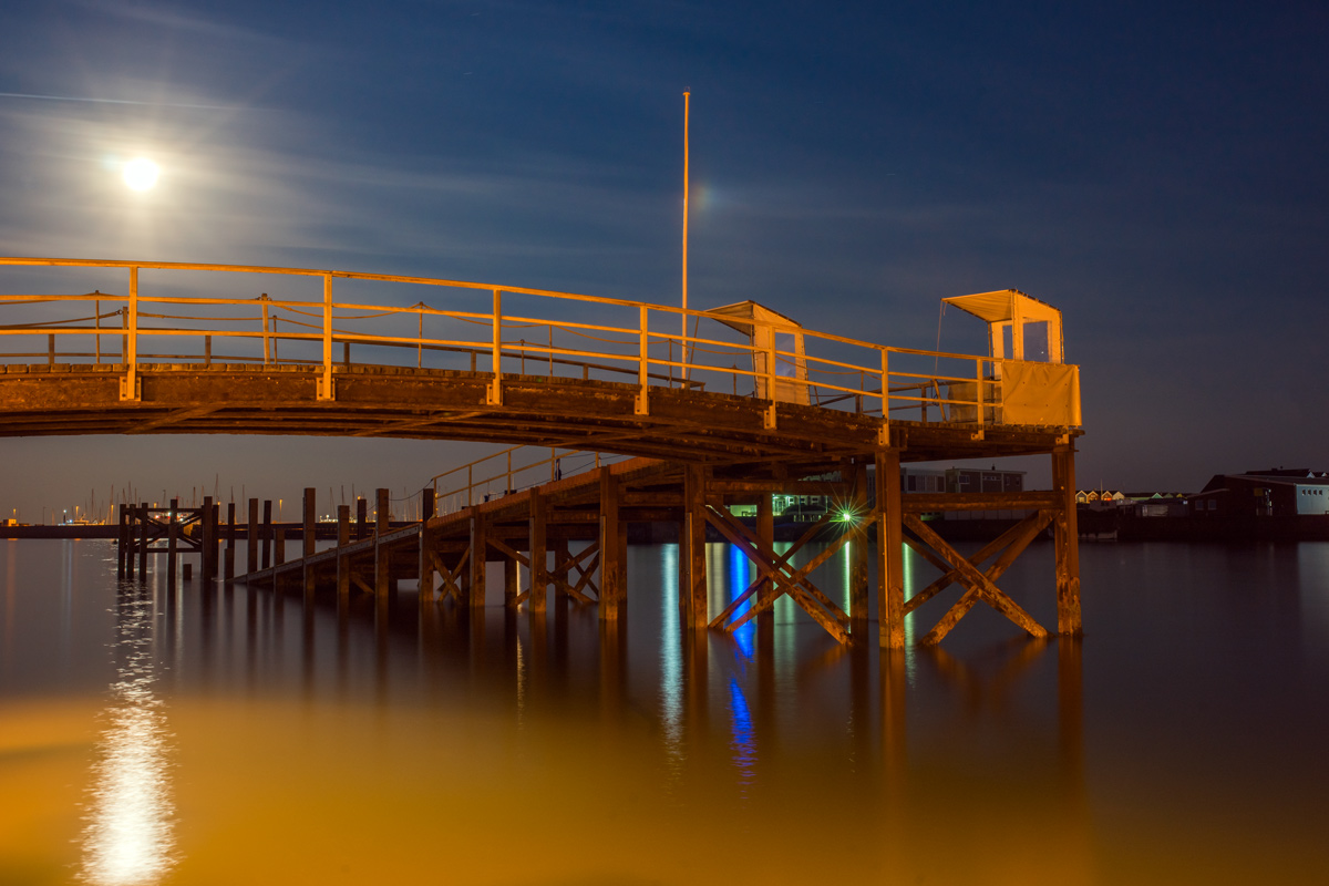 _DSC7615- Landungsbrücke bei Nacht