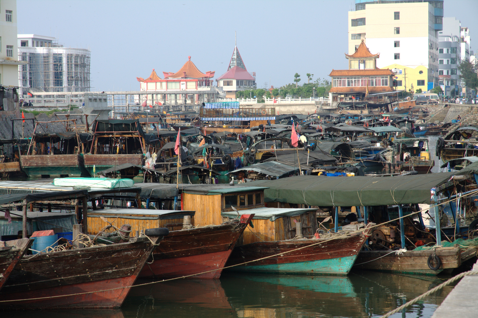 Dschunken im Hafen von Beihai (2)