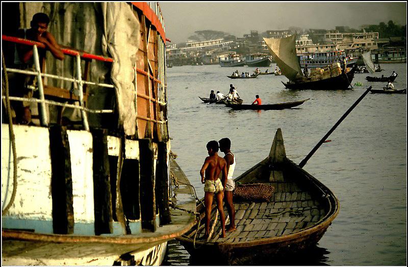 Dschunken und Abendstimmung im alten Hafen von Dhaka