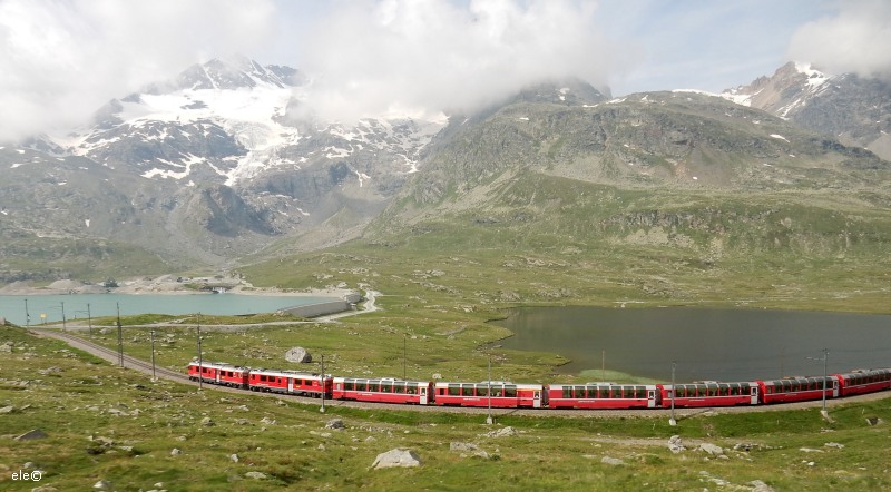 DSCN1838.JPG  Lago Bianco und Lej Nair und Bernina Express