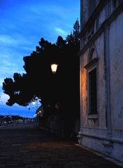 DSF4436S __WOMAN WALKING IN THE DARKNESS__