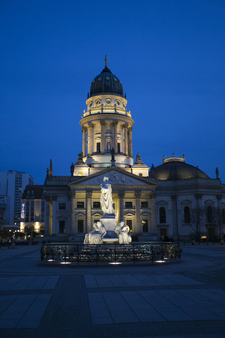 dt. Dom in Berlin am Gendarmenmarkt zur "blauen Stunde"