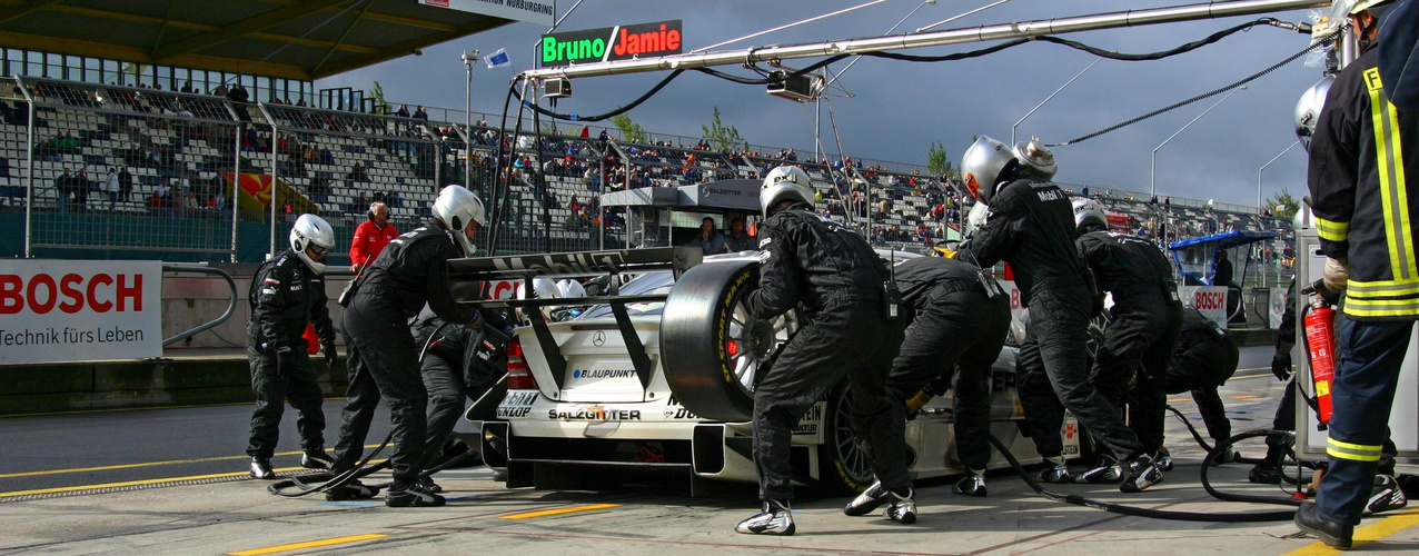 DTM 2005 aus der Boxengasse beim Rennen 