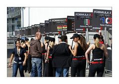 DTM 2007 Saisonauftakt in Hockenheim (09) - Letzte Anweisungen an die Gridgirls