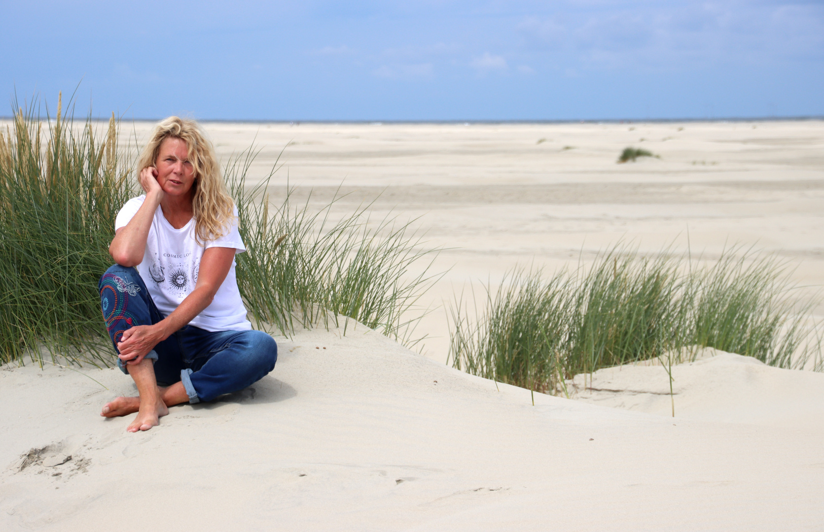 Du findest mich am Strand neben der großen Düne rechts.