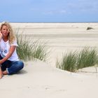 Du findest mich am Strand neben der großen Düne rechts.