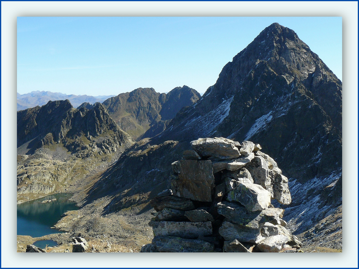 Du Pic de La Montagnette,alt.2558m, vue sur Lac et Col de La Montagnette,et Pic de Sauvegarde 2738m.