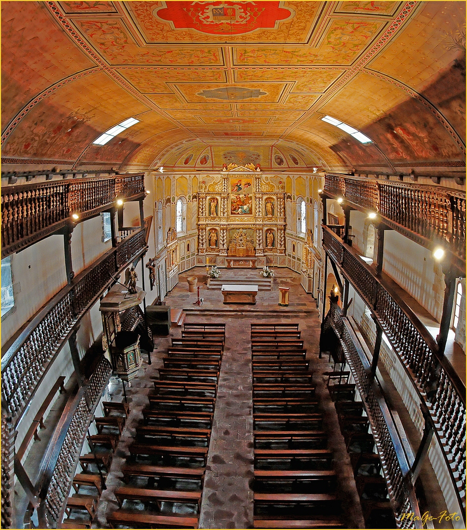 Du plafond de l'église / Von der Kirchendecke herunter