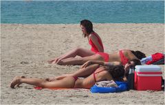 Du rouge à chaperonner sur une plage de Jumeira