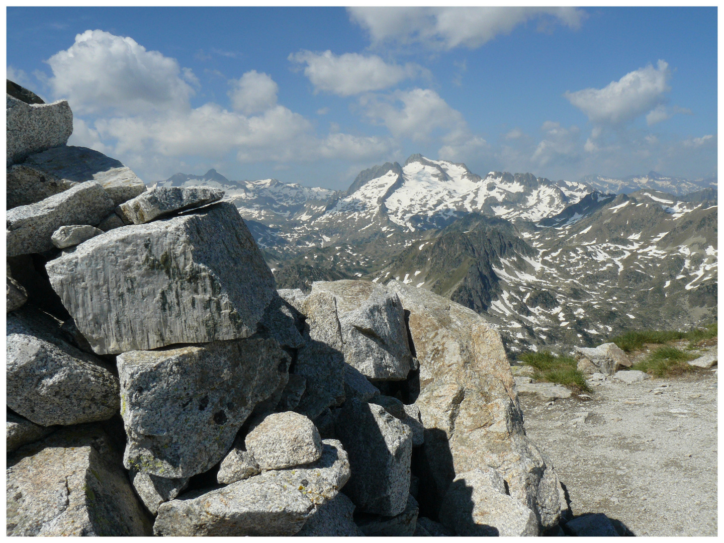 Du sommet du Pic de Bastan 2715m, vue sur Néouvielle 3091m.