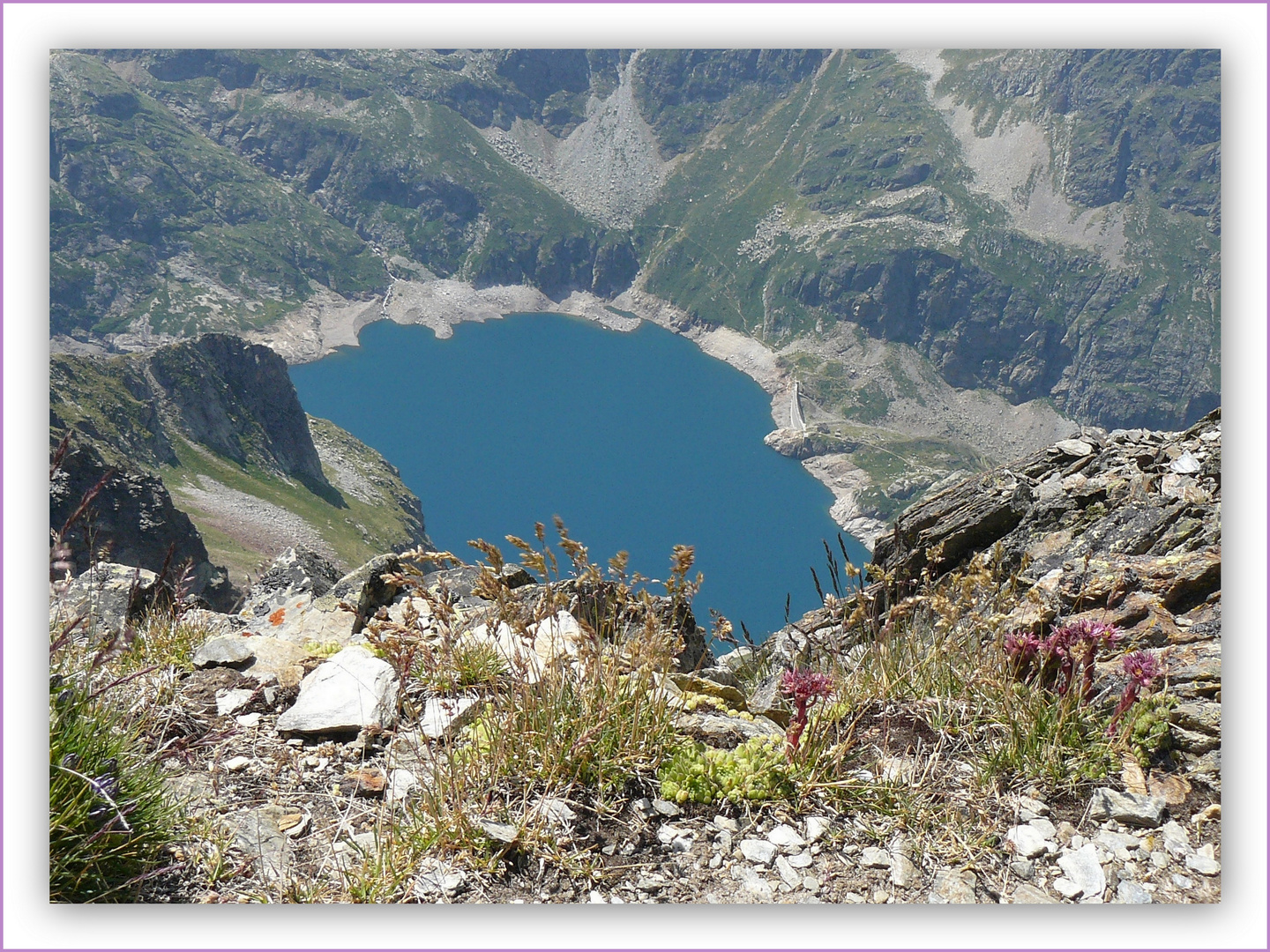 Du sommet du Pic de Hourgade 2964m, vue sur Lac de Caillauas 2158 m.