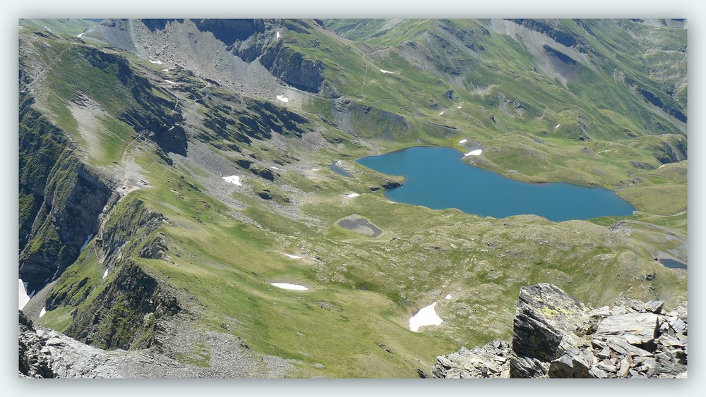 Du sommet du Pic de Maubermé alt.2880m, le Port d'Urets et l'étang Montoliù.