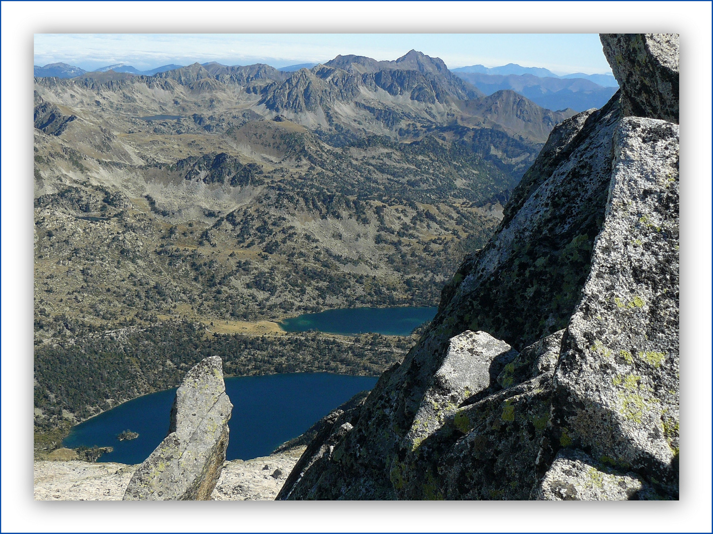 Du sommet du Pic de Néouvielle 3091m, vue sur Lacs d'Aumar, Aubert, et Pic de Bastan 2721m.