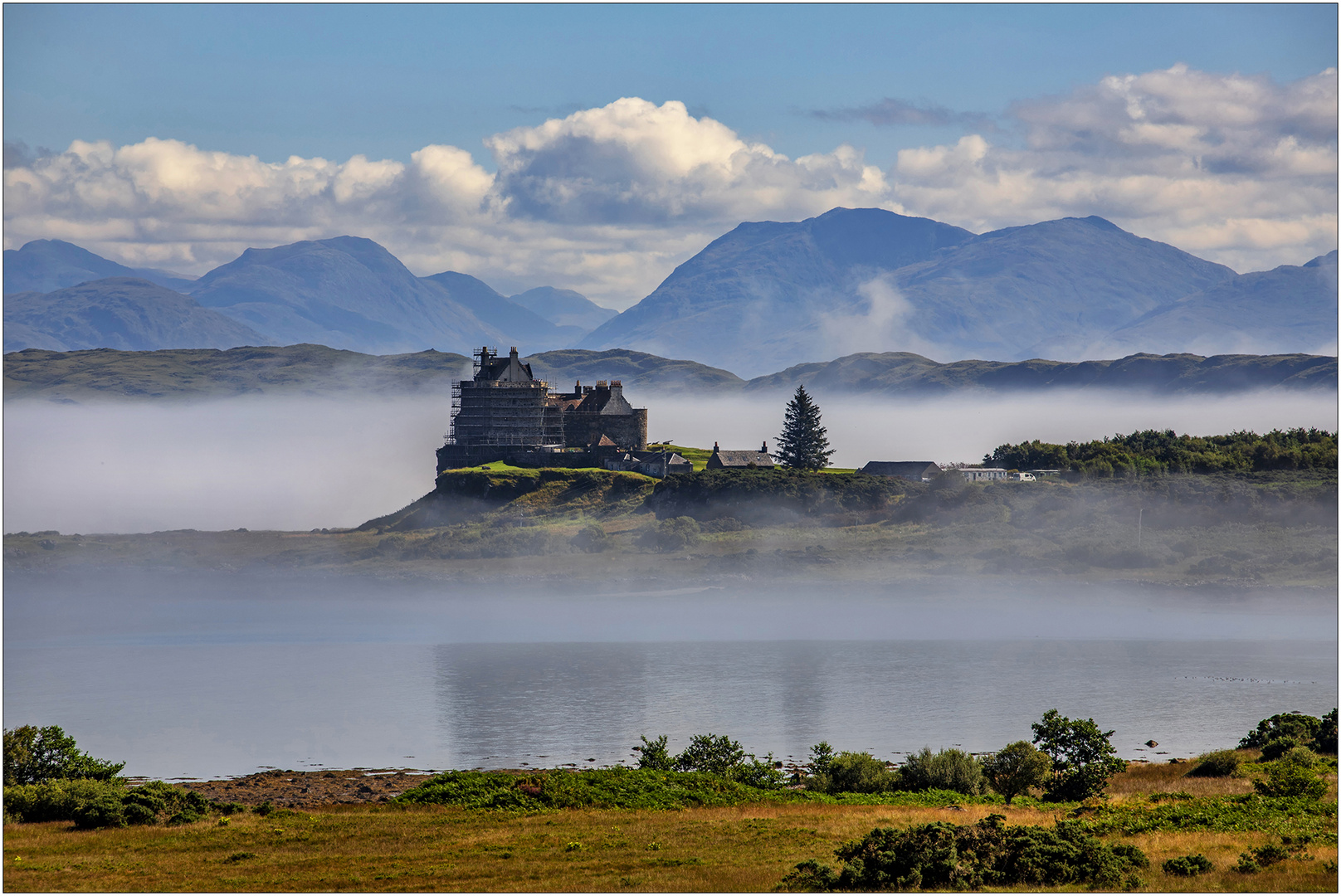 Duart Castle im Nebel