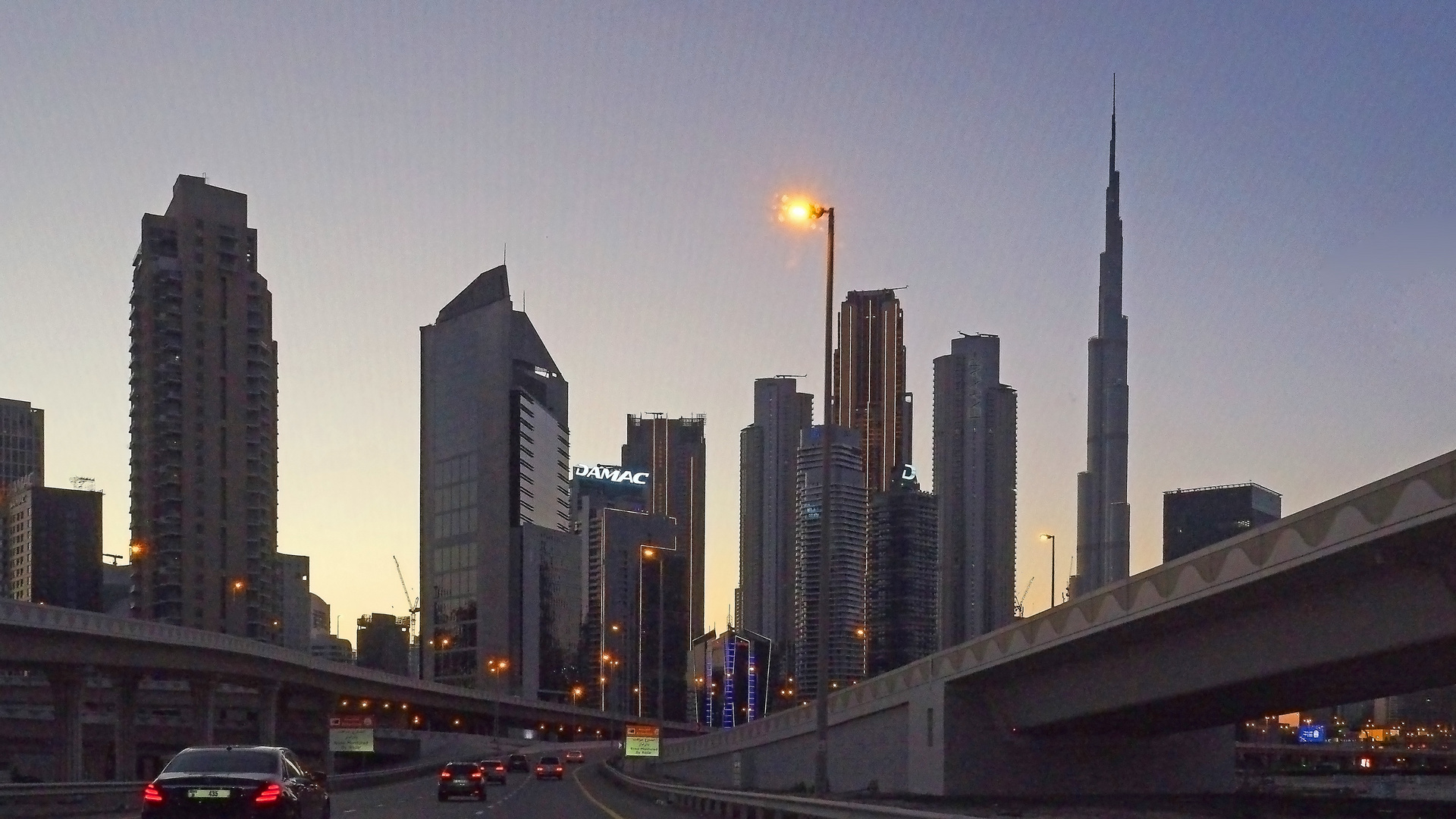 Dubaï à la tombée de la nuit