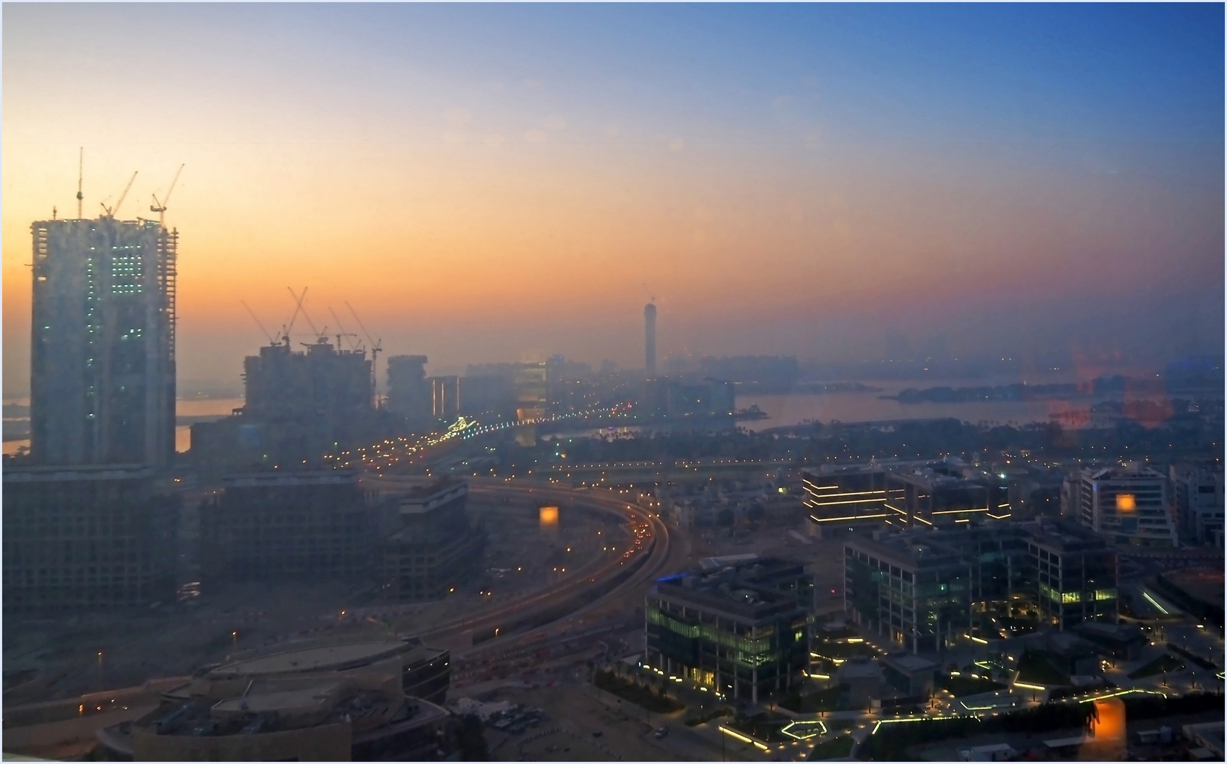 Dubaï dans la brume vespérale