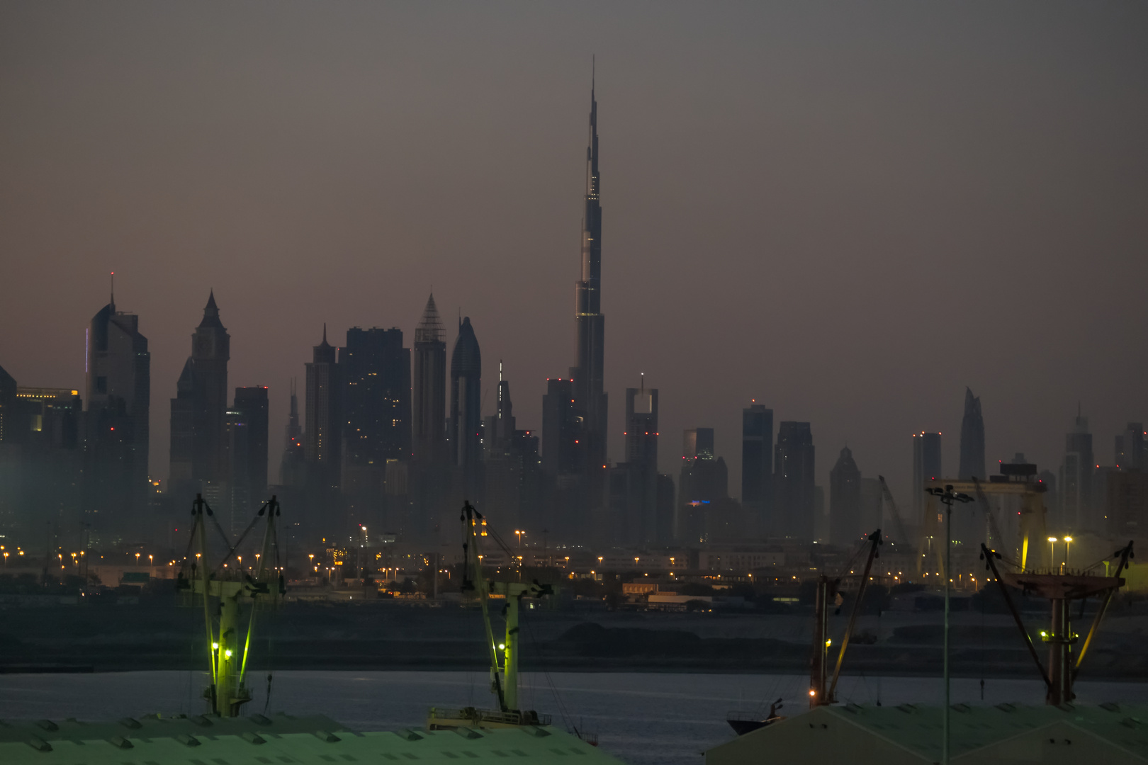 Dubai abends vom Schiff aus