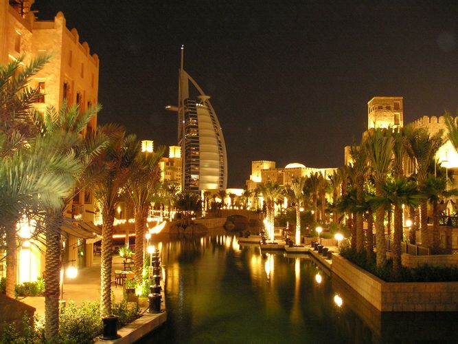 Dubai: Blick auf das Burj al Arab