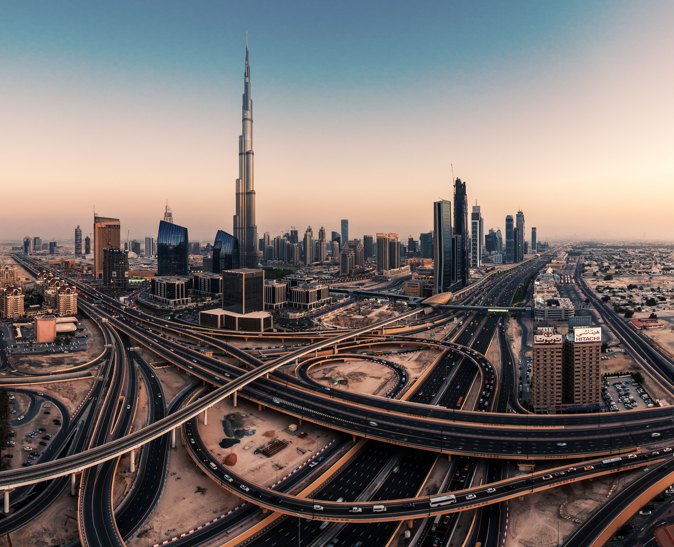 Dubai - Burj Khalifa bei Sonnenuntergang