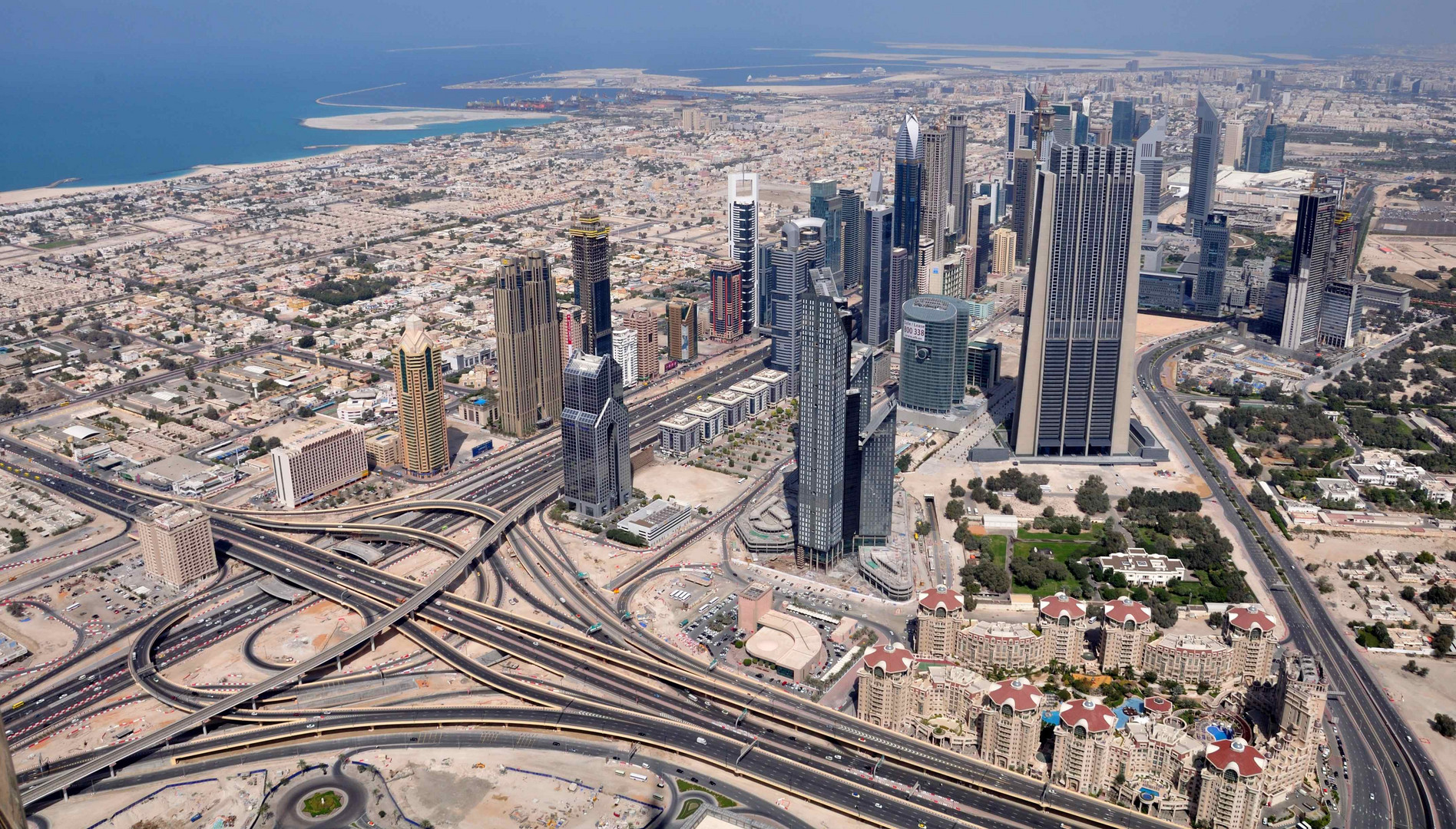 Dubai Burj Khalifa Blick über die Stadt bis zum Hafen