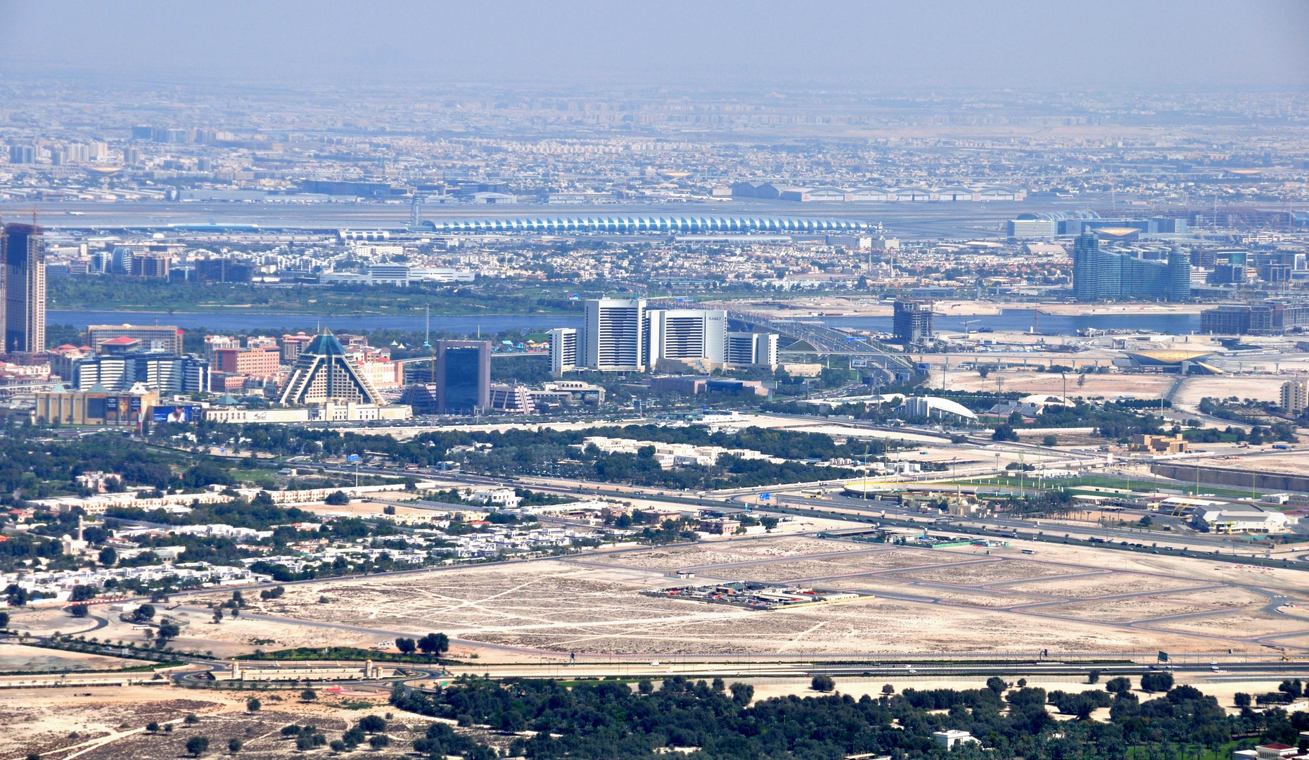 Dubai Flughafen Burj-Khalifa-Blick