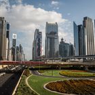 Dubai: Hochbahn und Stadtautobahn vor Hochhauskulissie