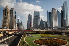 Dubai: Hochbahn und Stadtautobahn vor Hochhauskulissie