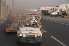 dubai int. airport, viertel nach sechs morgens, 30 grad...