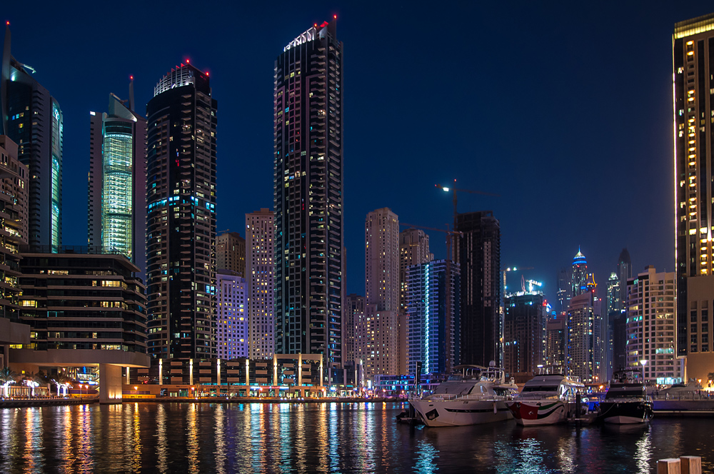 Dubai Marina Bay zur Blauen Stunde