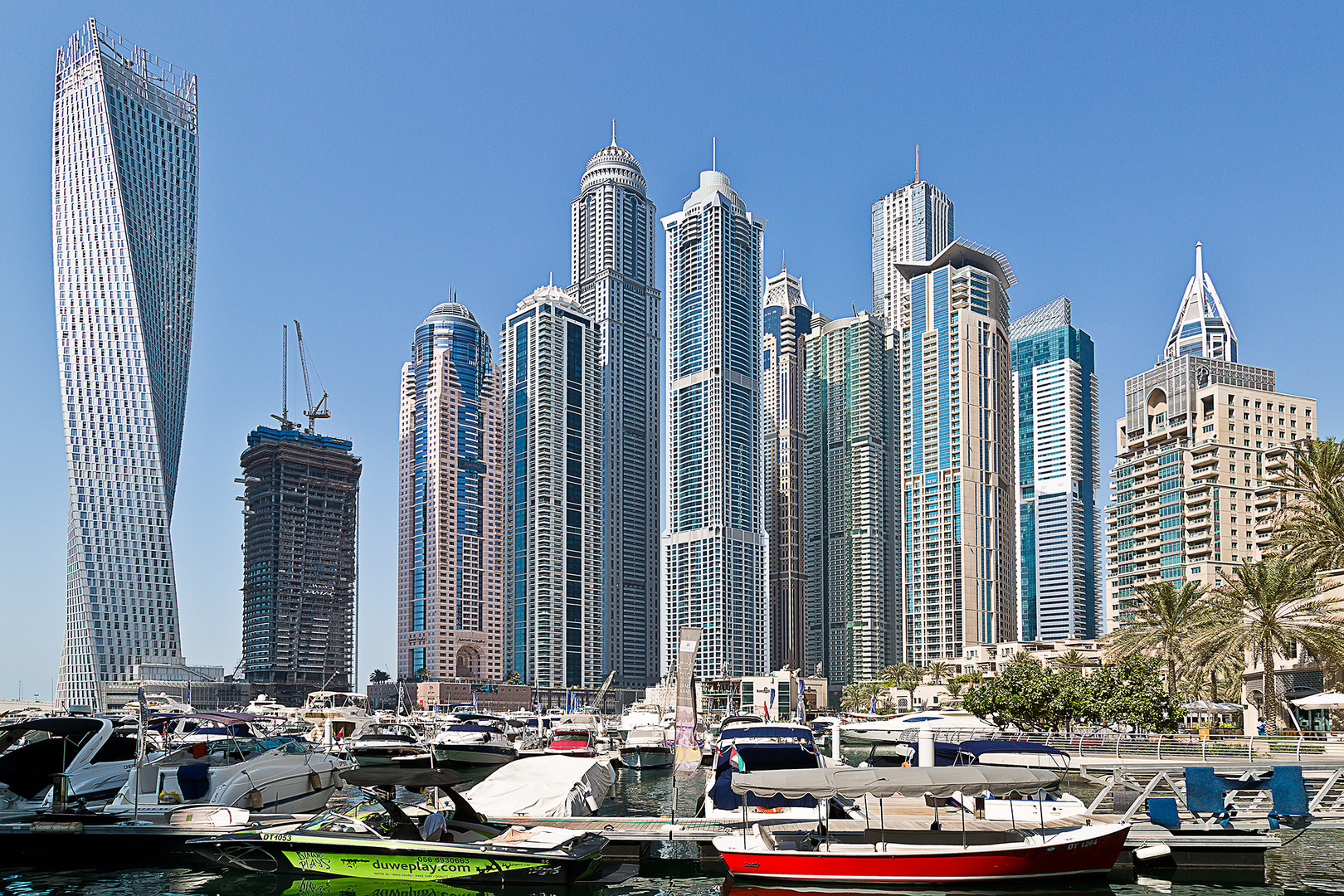 Dubai Marina mit Blick auf den gedrehten Cayan Tower