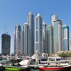 Dubai Marina mit Blick auf den gedrehten Cayan Tower