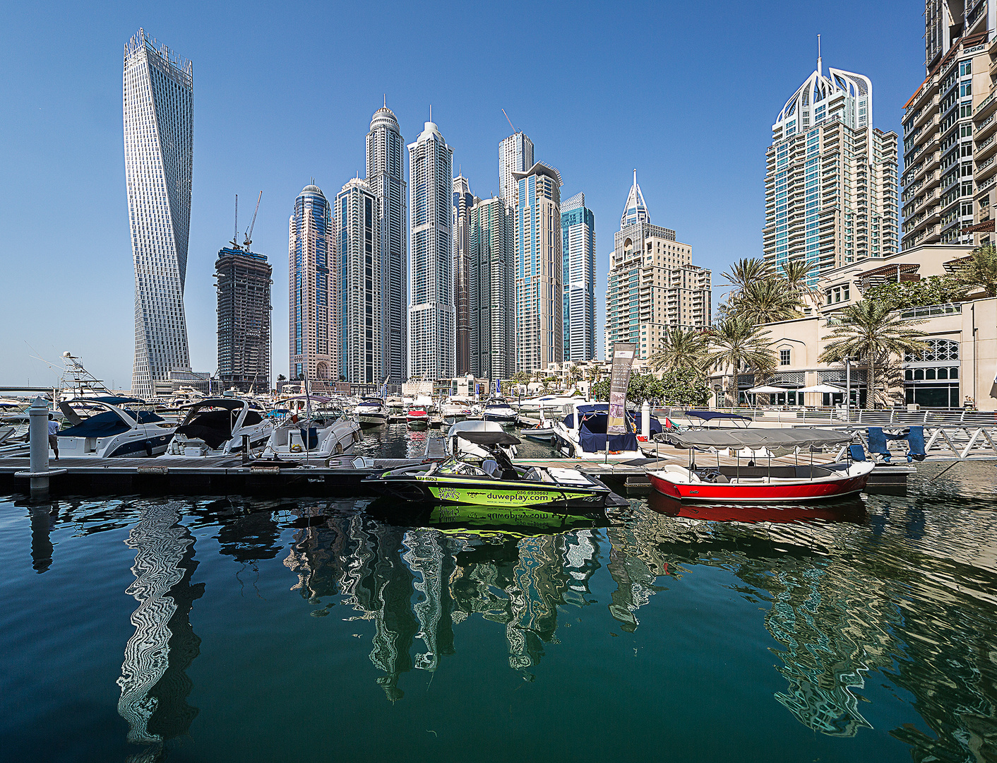 Dubai Marina mit Blick auf den gedrehten Cayan Tower u. Spiegelung