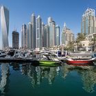Dubai Marina mit Blick auf den gedrehten Cayan Tower u. Spiegelung