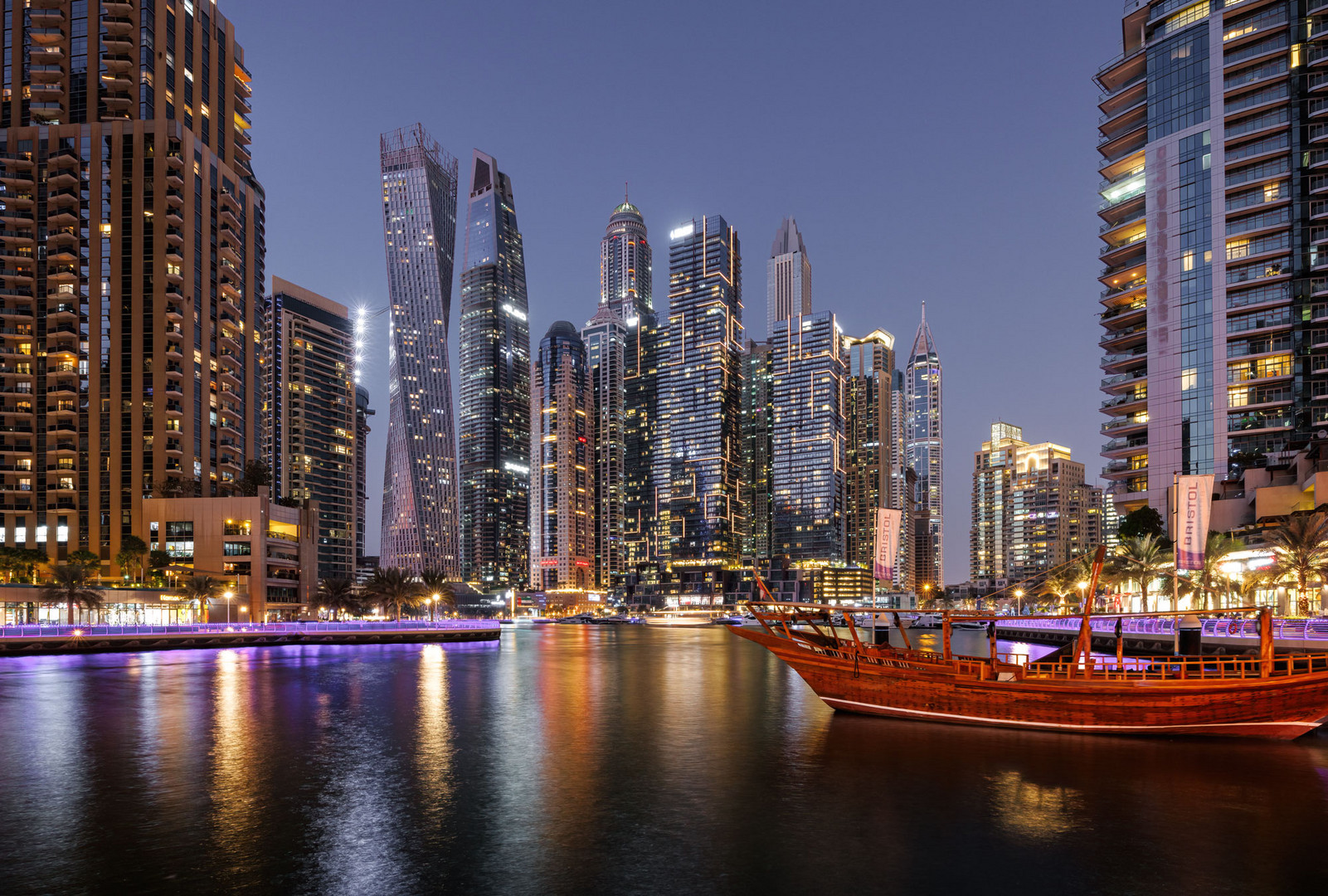 Dubai Marina zur blauen Stunde