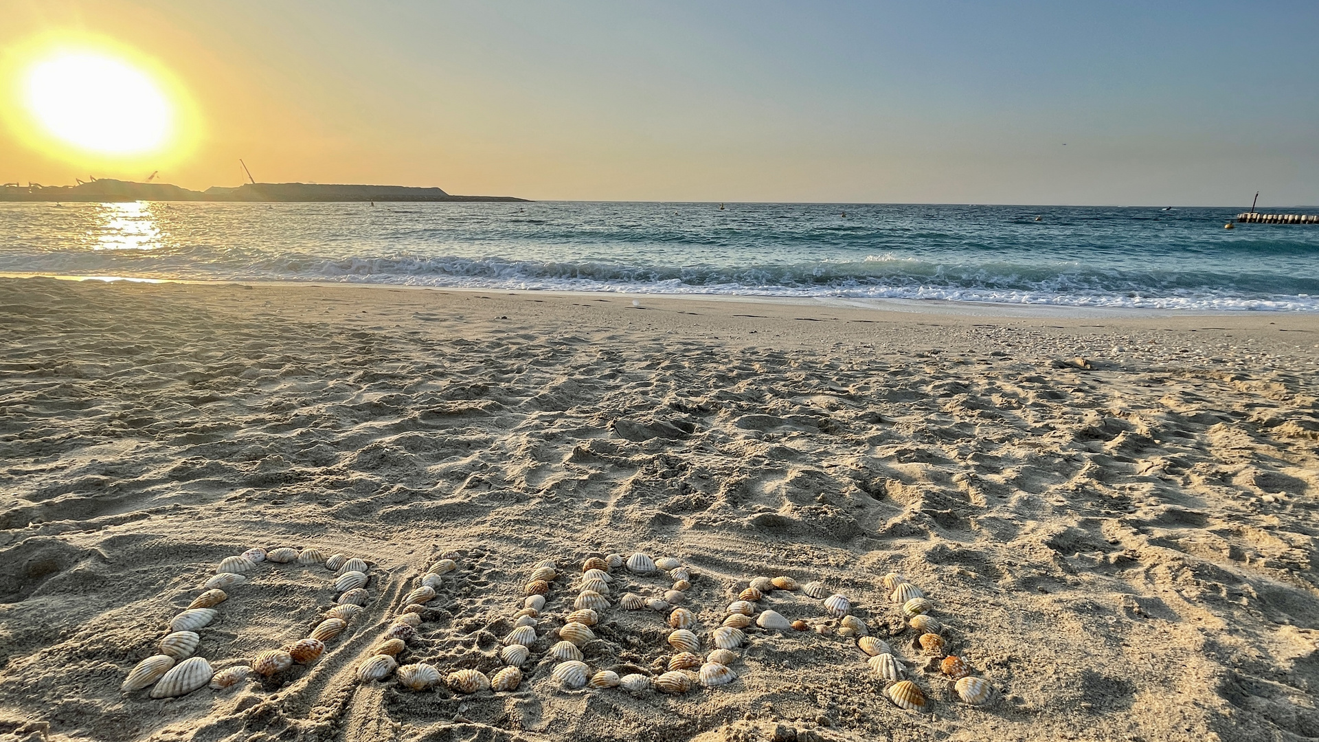 DUBAI mit Muscheln geschrieben 