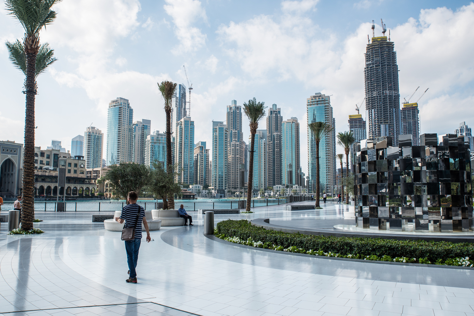 Dubai - Promenade unterhalb des Burj Khalifa