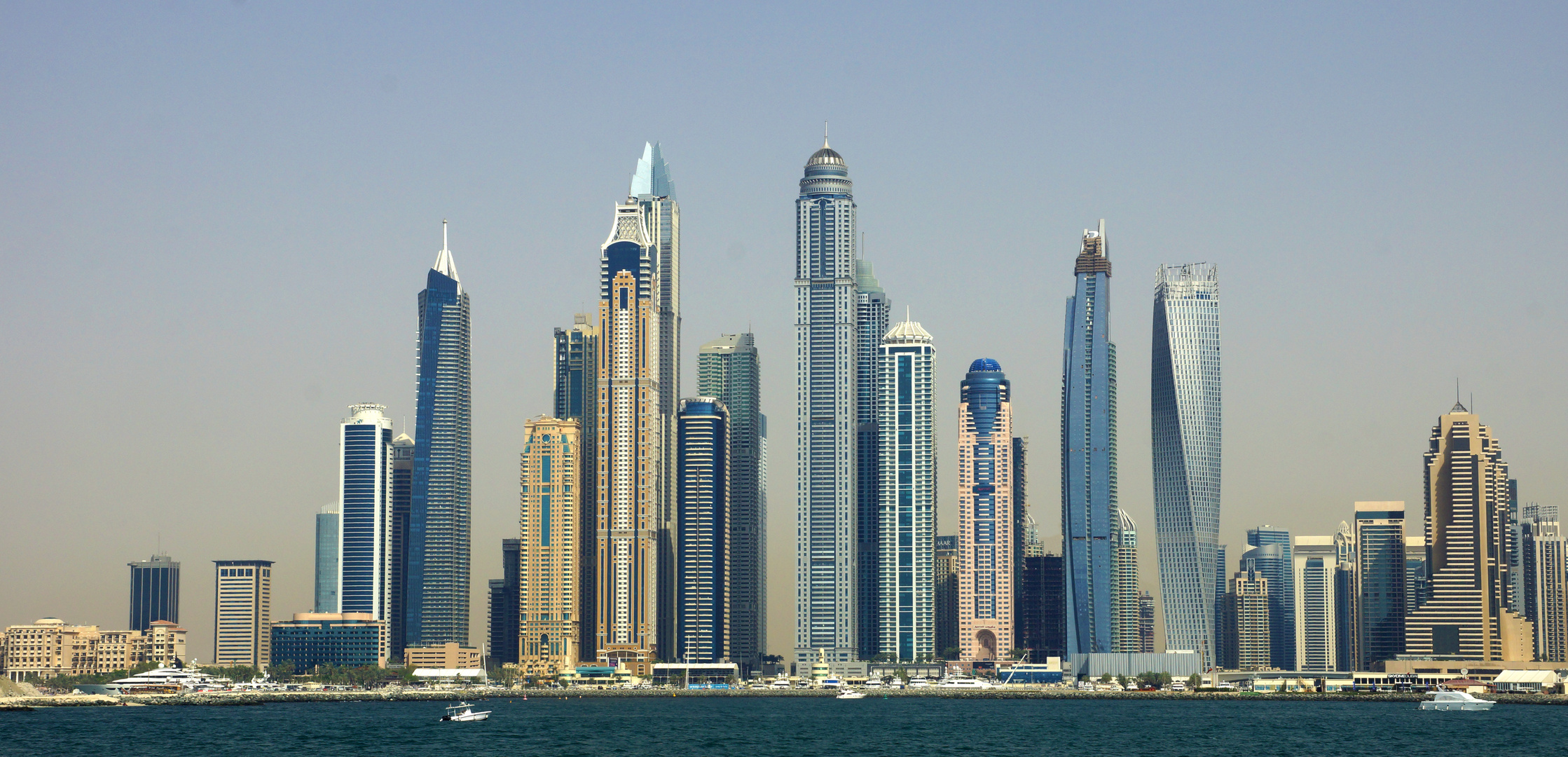 Dubai Skyline am Tag