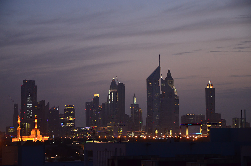 Dubai-Skyline bei Nacht