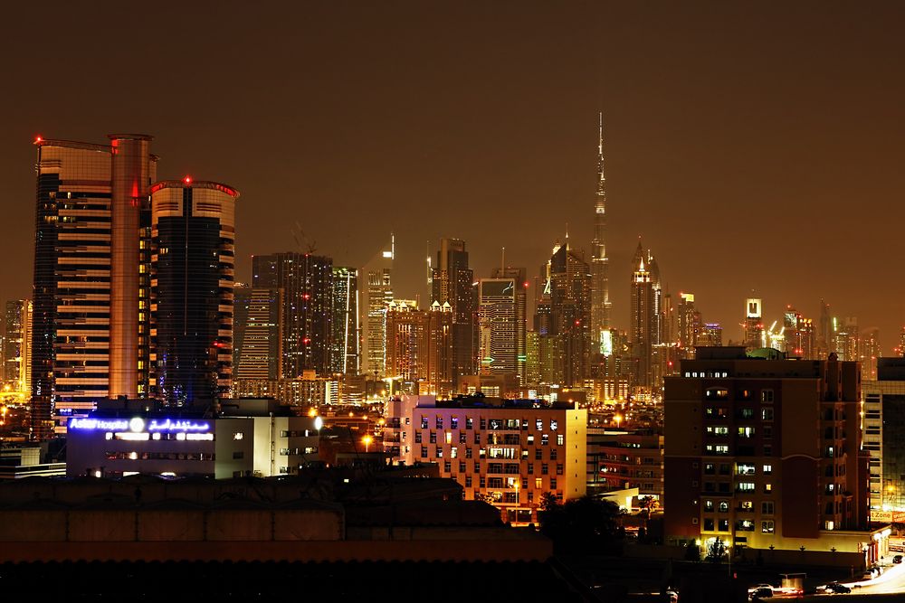 Dubai Skyline bei Nacht