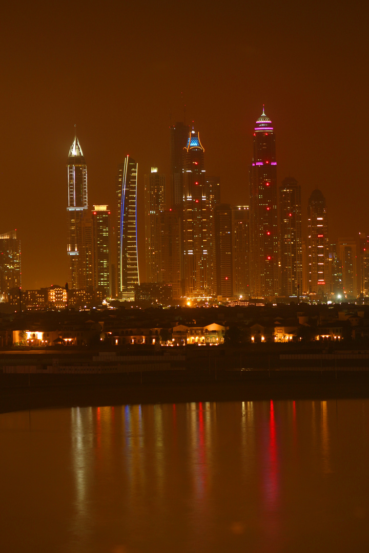 Dubai Skyline bei Nacht