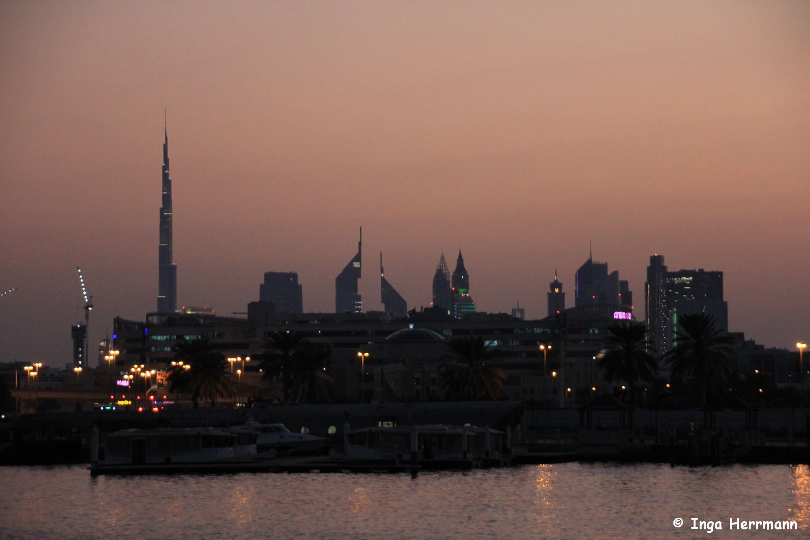 Dubai Skyline in der Dämmerung