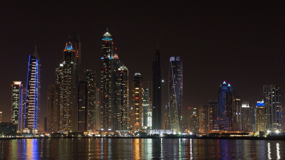 Dubai Skyline in der Nacht 