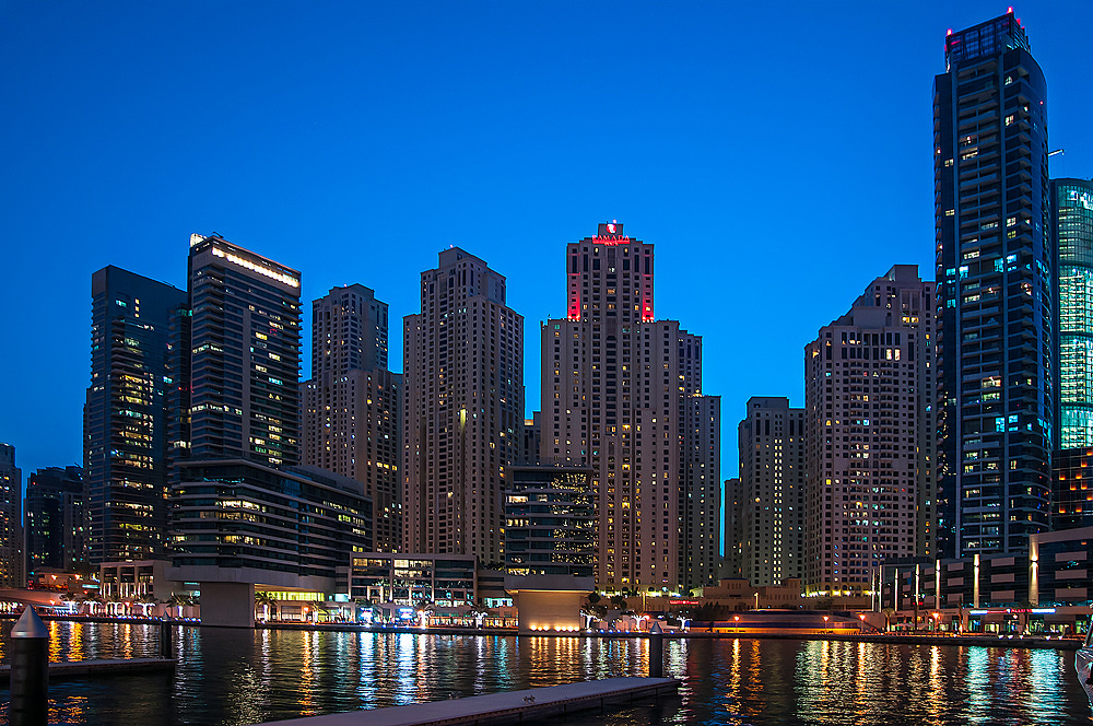 Dubai Skyline zu Blauen Stunde [3]