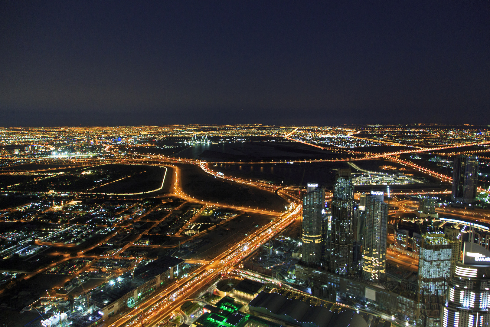 Dubai vom Burj Khalifa kurz nach Sonnenuntergang