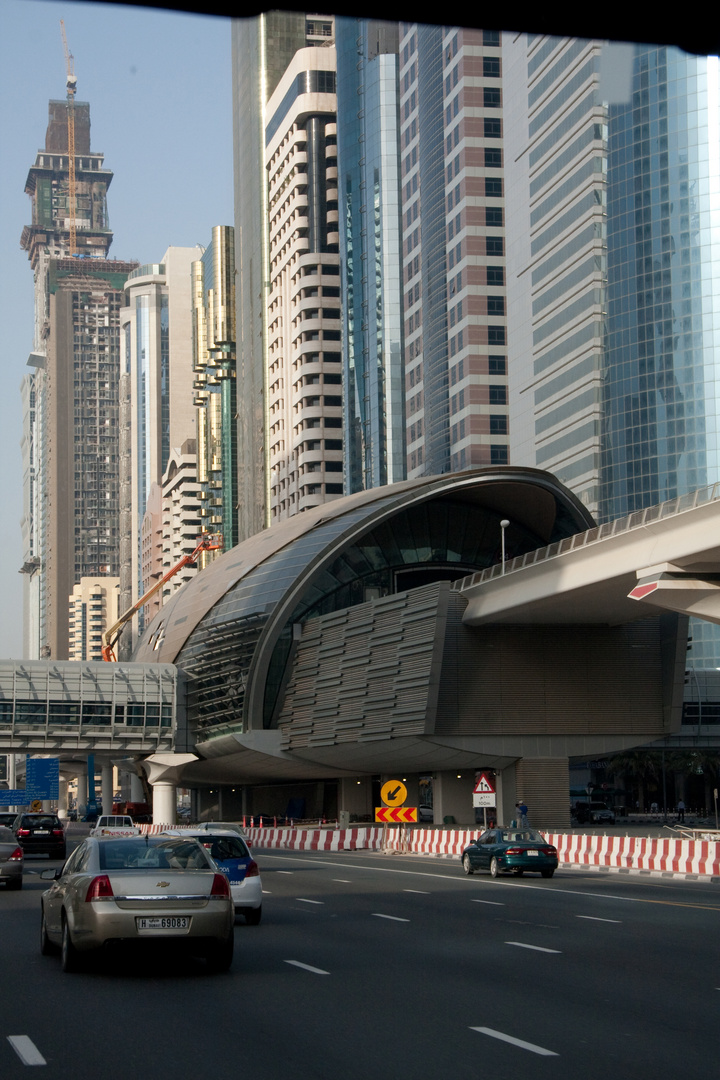 Dubai1_Metrostation vor Skyline