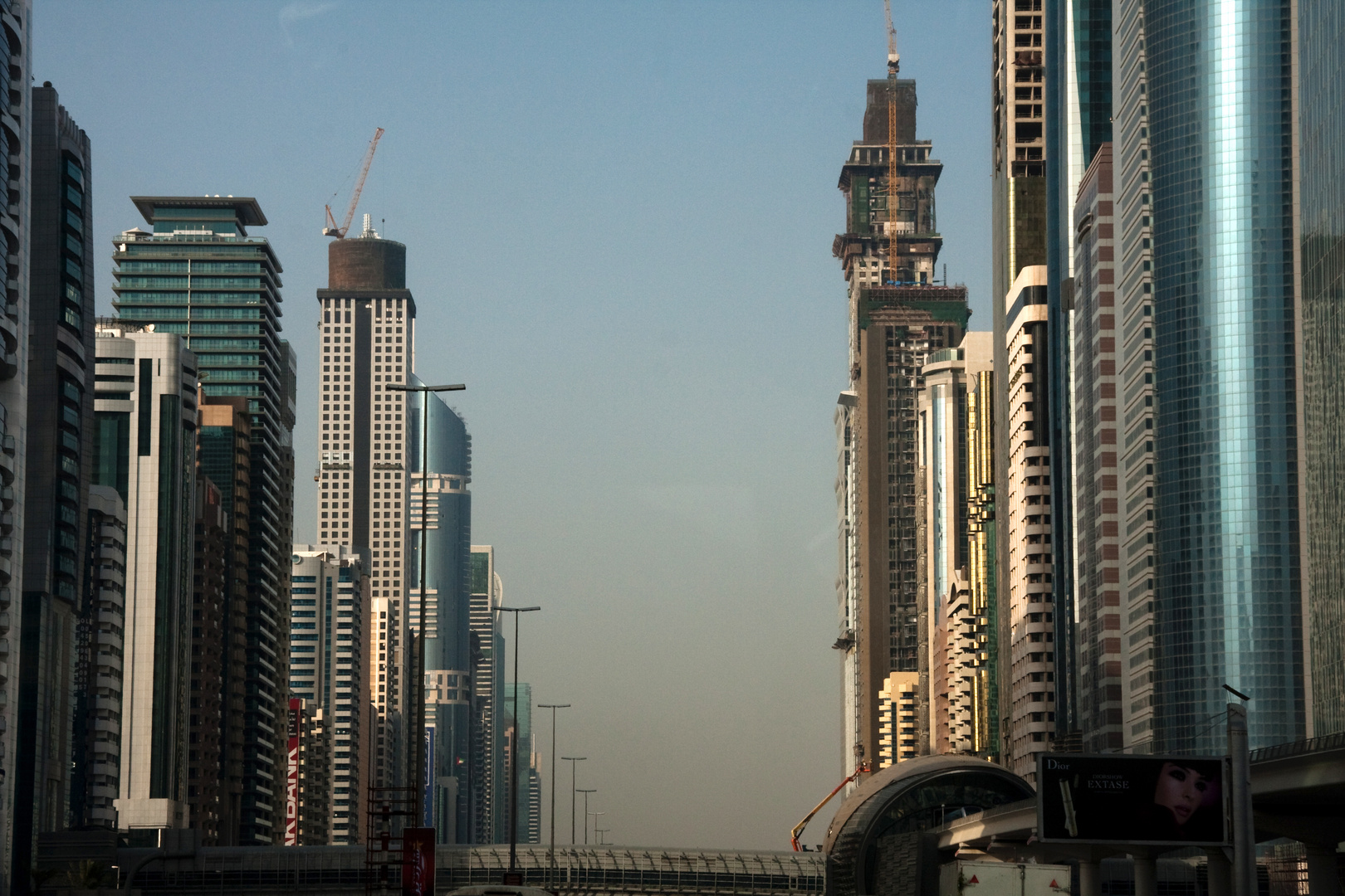 Dubai1_Strassen-Skyline