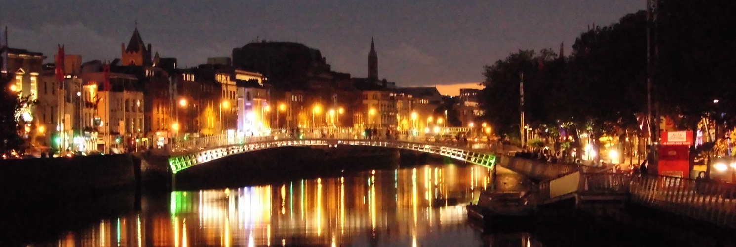 Dublin, Halfpenny Bridge bei Nacht im Oktober 2015