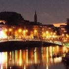 Dublin, Halfpenny Bridge bei Nacht im Oktober 2015