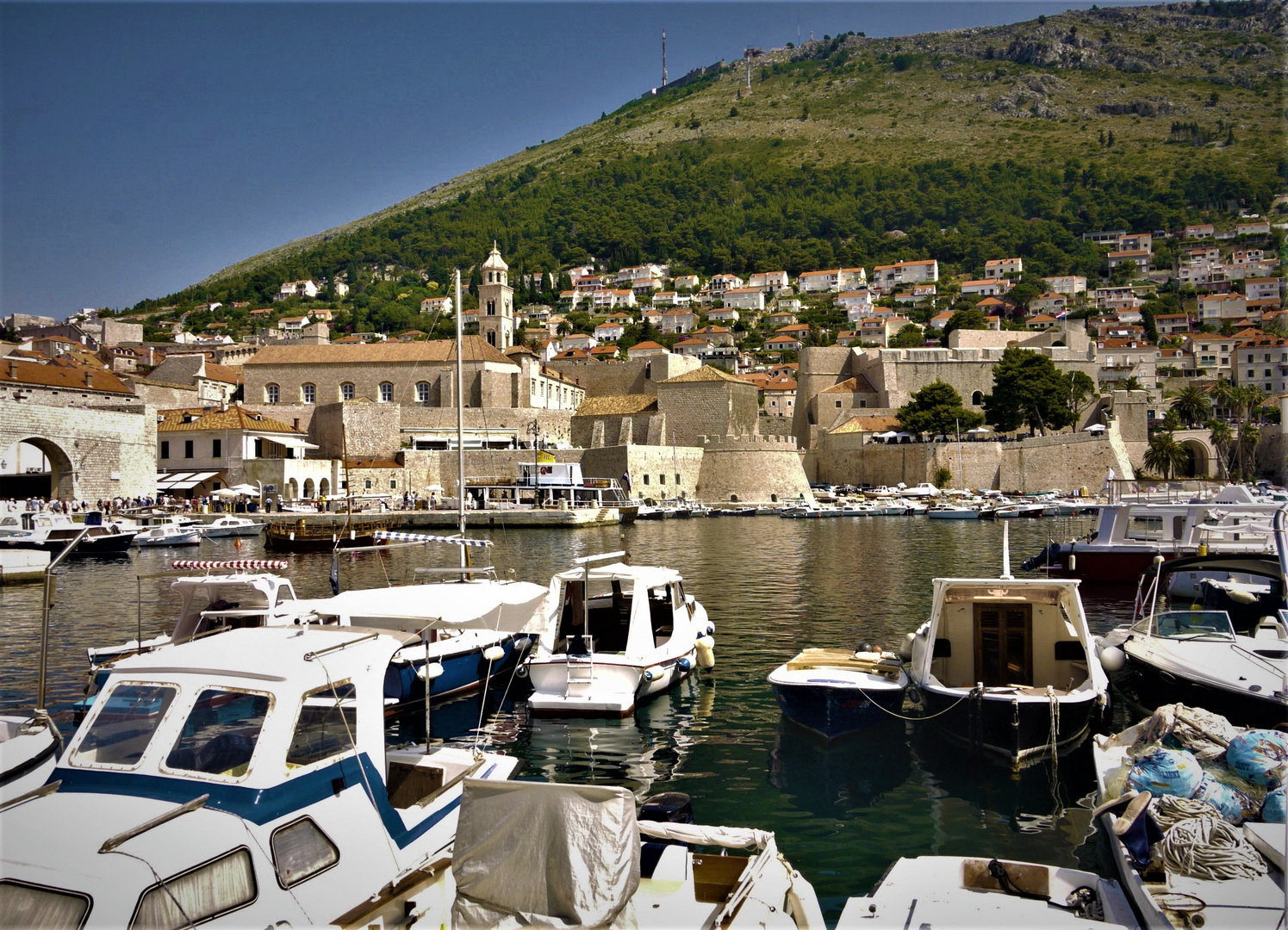 Dubrovnik - Alter Hafen mit Sicht auf die historischen Gemäuer